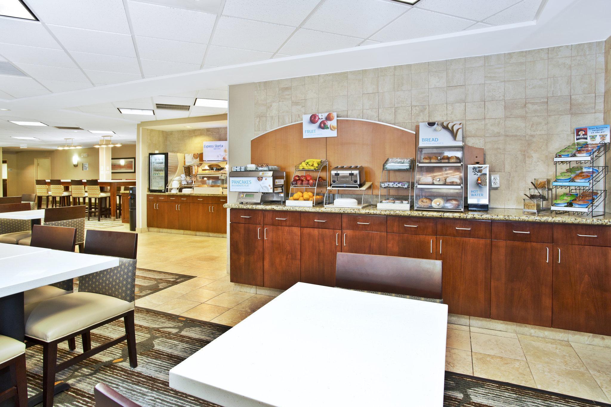 Holiday Inn Express & Suites Bradley Airport, An Ihg Hotel Windsor Locks Exteriör bild